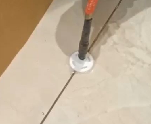 衡东瓷砖空鼓维修公司专业解答瓷砖在铺贴过程中，如果没有涂抹均匀到位的粘结材料（如水泥砂浆或瓷砖胶），可能会导致以下问题