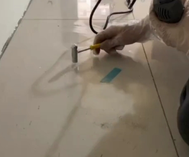 衡东瓷砖开裂维修公司专业分享瓷砖在铺贴前如果没有沥干水分，将会导致以下问题